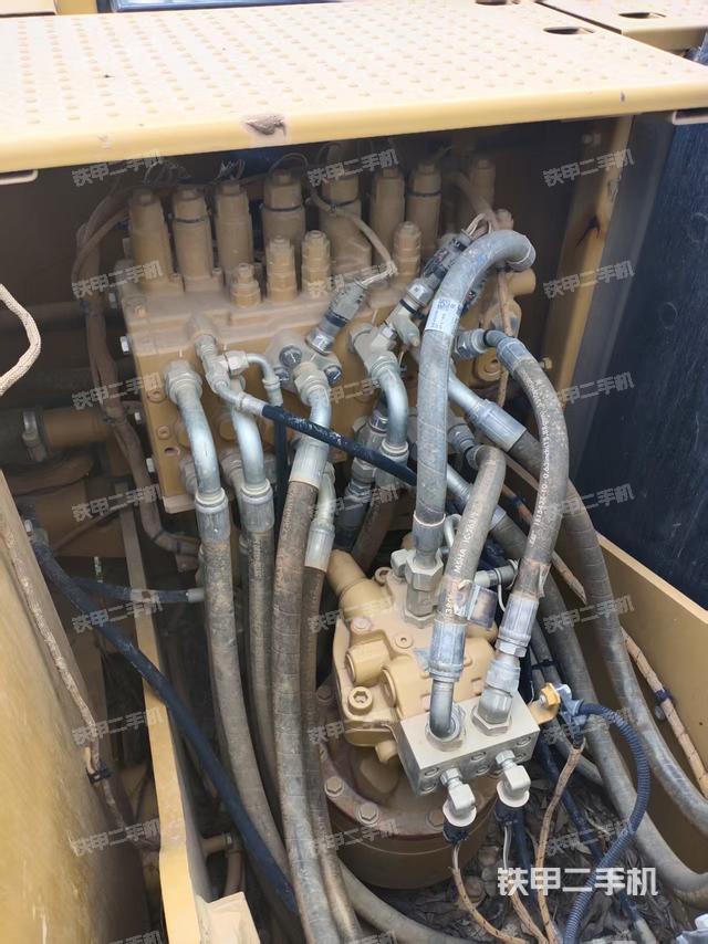 液压泵舱室正面整体（整机外观）