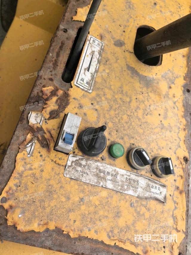 仪表盘全景（压路机驾驶室）