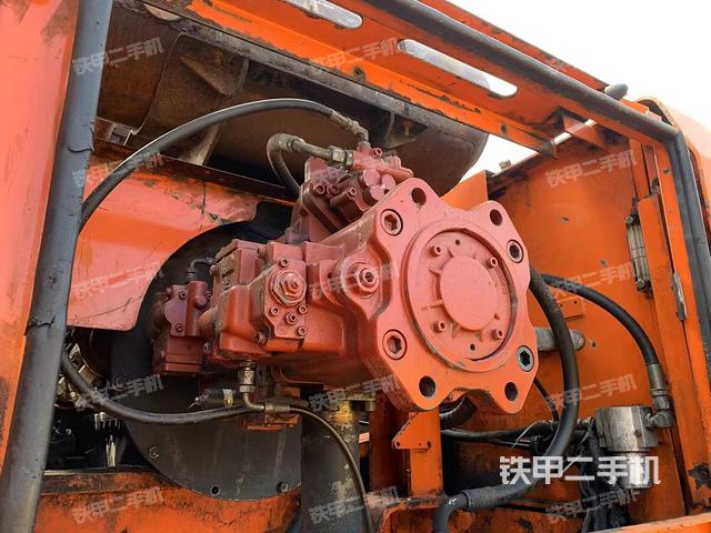 液壓泵艙室正面整體（整機外觀）