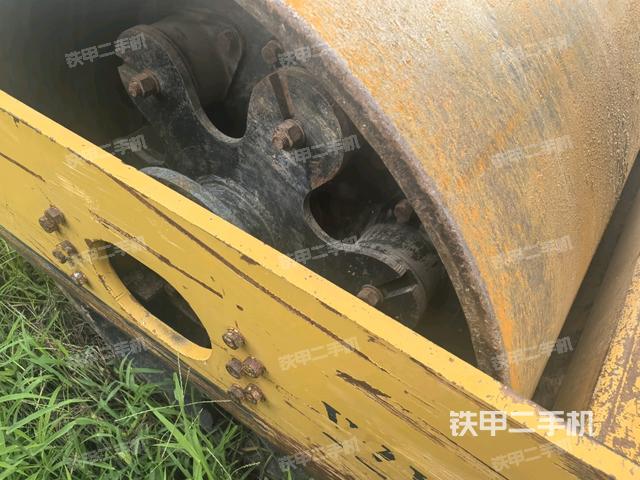 前车架正右侧（压路机前后车架）