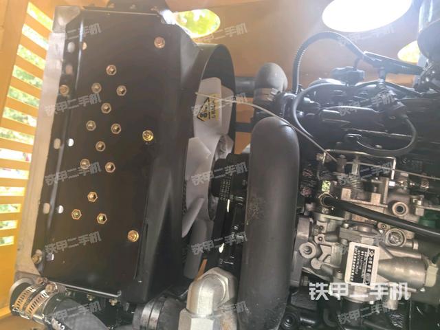 发动机左侧全景（压路机发动机舱）