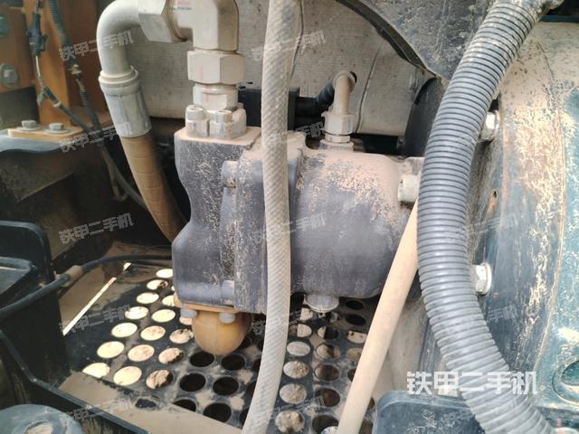 液压泵舱室正面整体（整机外观）