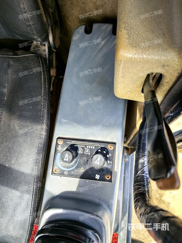 座椅左侧控制台/音响/含左手柄（驾驶室部分）