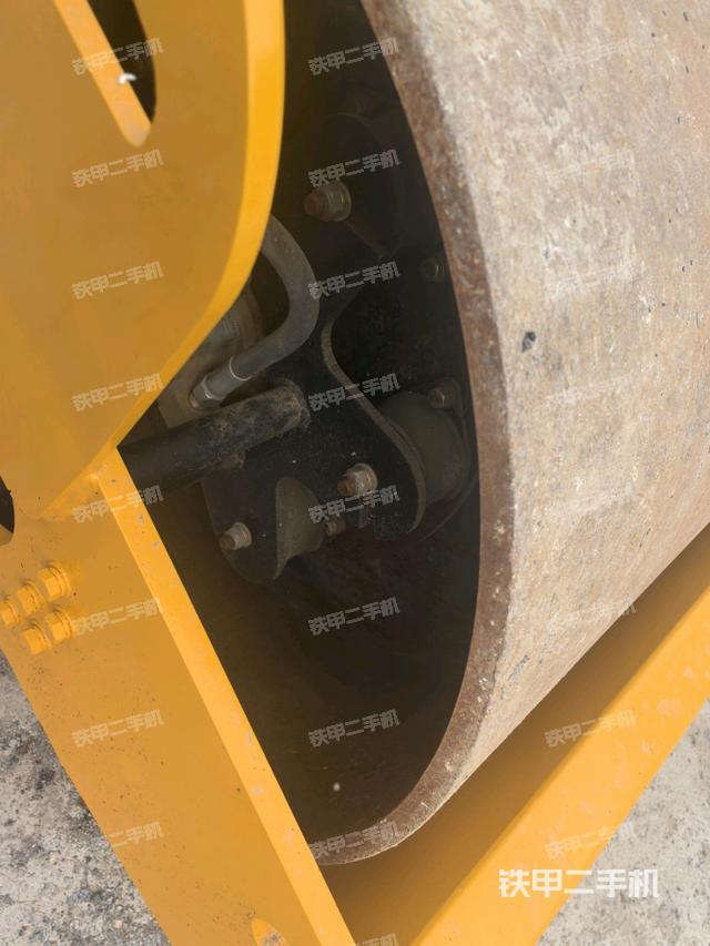 正后侧（压路机前后车架）