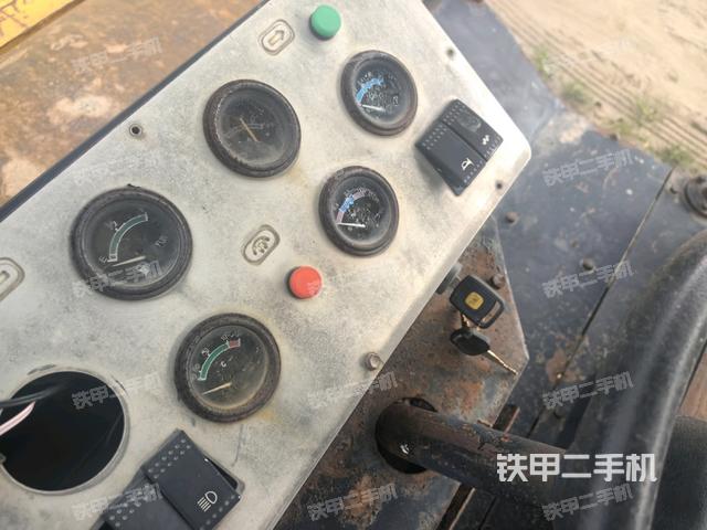 操作台全景（压路机驾驶室）