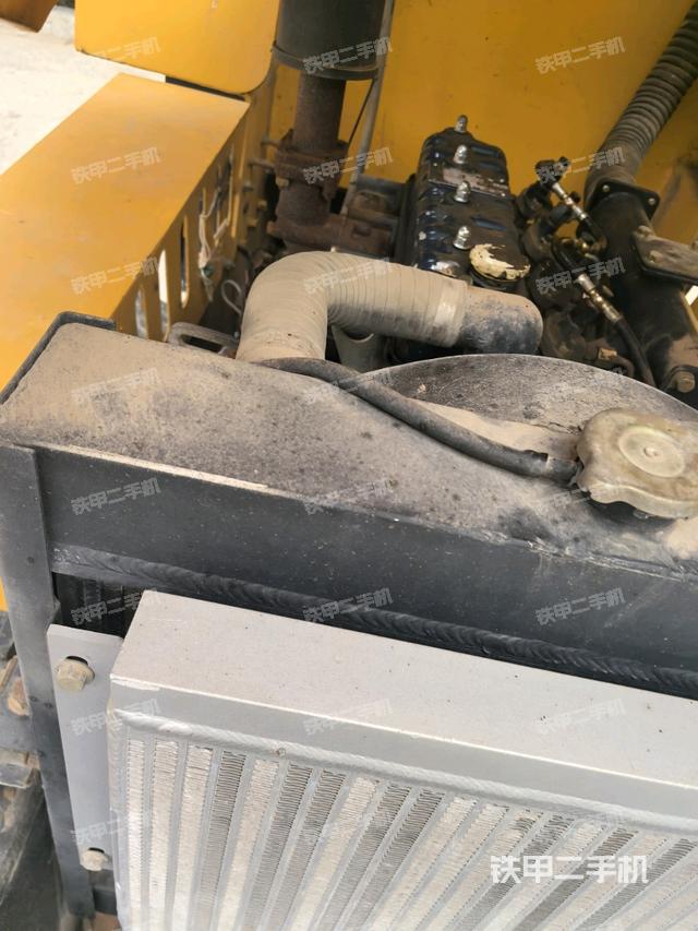 发动机左侧全景（压路机发动机舱）