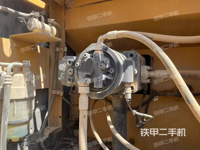 液压泵舱室正面整体（整机外观）