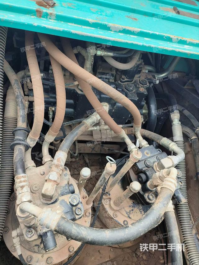 回转马达和主控阀（整机外观）