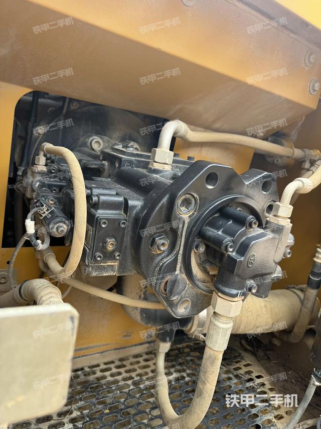 液压泵舱室正面整体（整机外观）