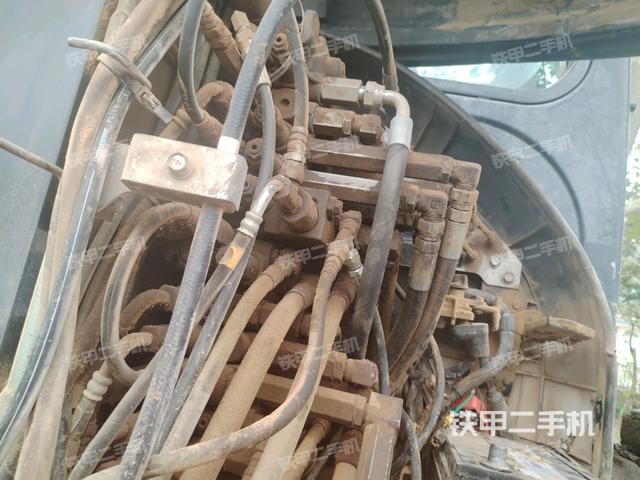 回轉(zhuǎn)馬達(dá)和主控閥（整機(jī)外觀）