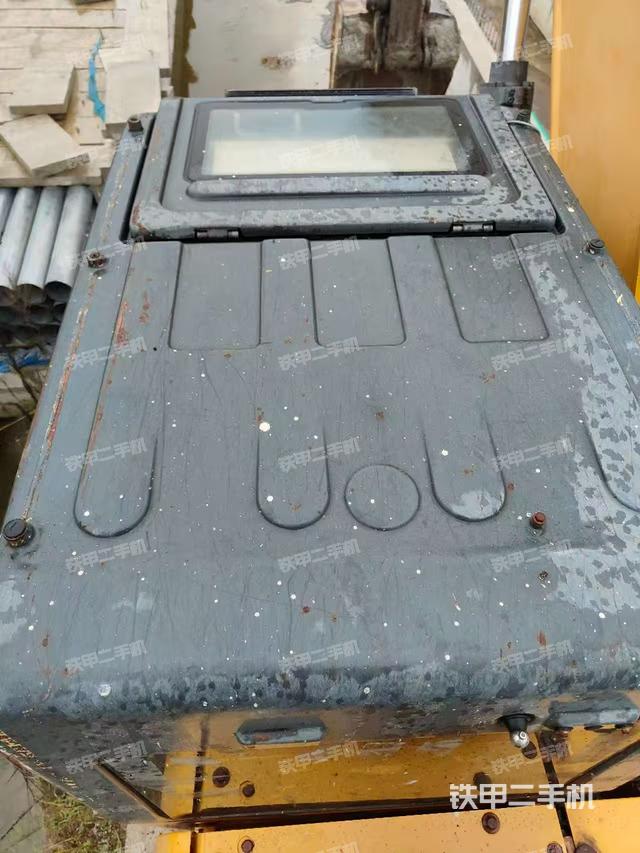 驾驶室顶部（整机外观）