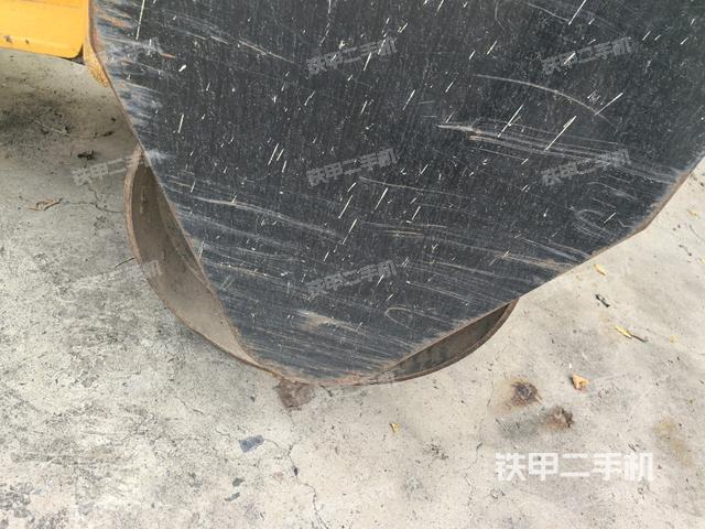 正后侧（压路机前后车架）