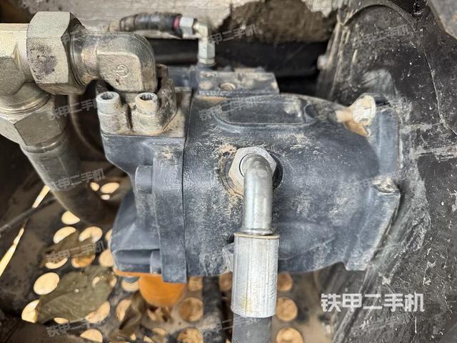 液压泵舱室正面整体（整机外观）