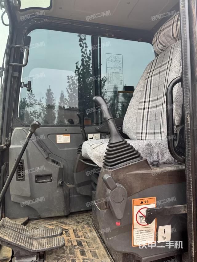 驾驶室顶部（整机外观）