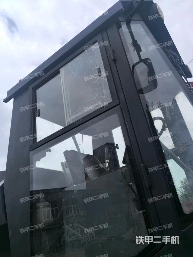 左側(cè)正面照（壓路機駕駛室）