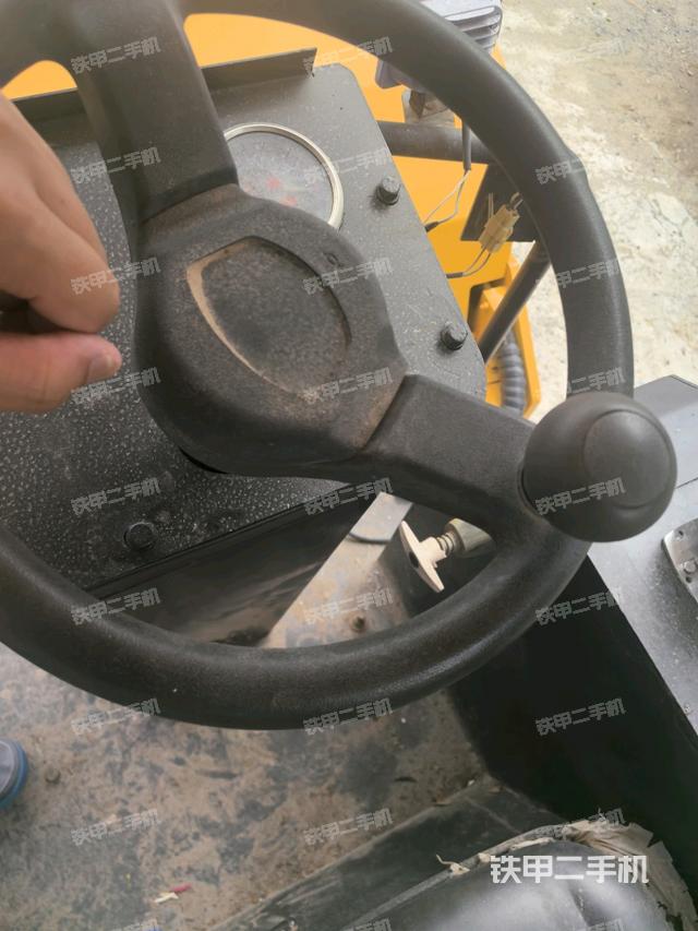 操作台全景（压路机驾驶室）