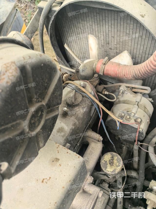 发动机上部全景（压路机发动机舱）