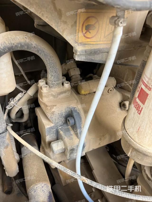 液压泵舱室正面整体（整机外观）