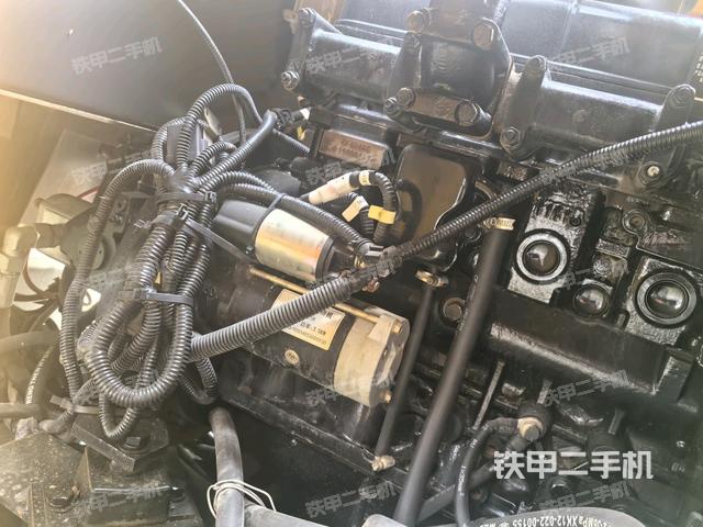 发动机舱液压泵全景（压路机发动机舱）