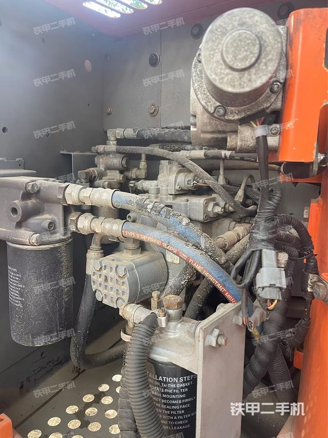 液压泵舱室正面整体（整机外观）