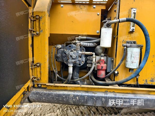 液压泵舱室正面整体（整机外观）