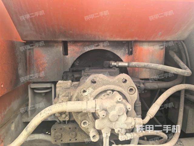 液壓泵艙室正面整體（整機外觀）