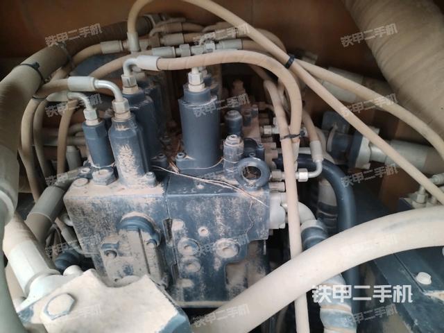 回转马达和主控阀（整机外观）