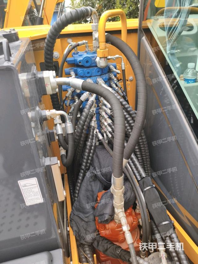 回转马达和主控阀（整机外观）