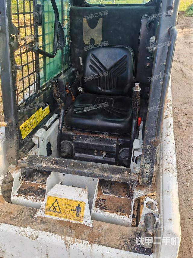 駕駛室操作臺(tái)（設(shè)備外觀及核心部件）