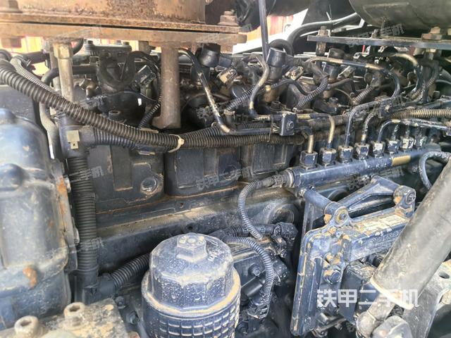 發(fā)動機上部全景（壓路機發(fā)動機艙）