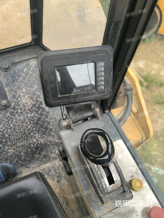 駕駛室內(nèi)座椅、儀表操作手柄全景（壓路機駕駛室）