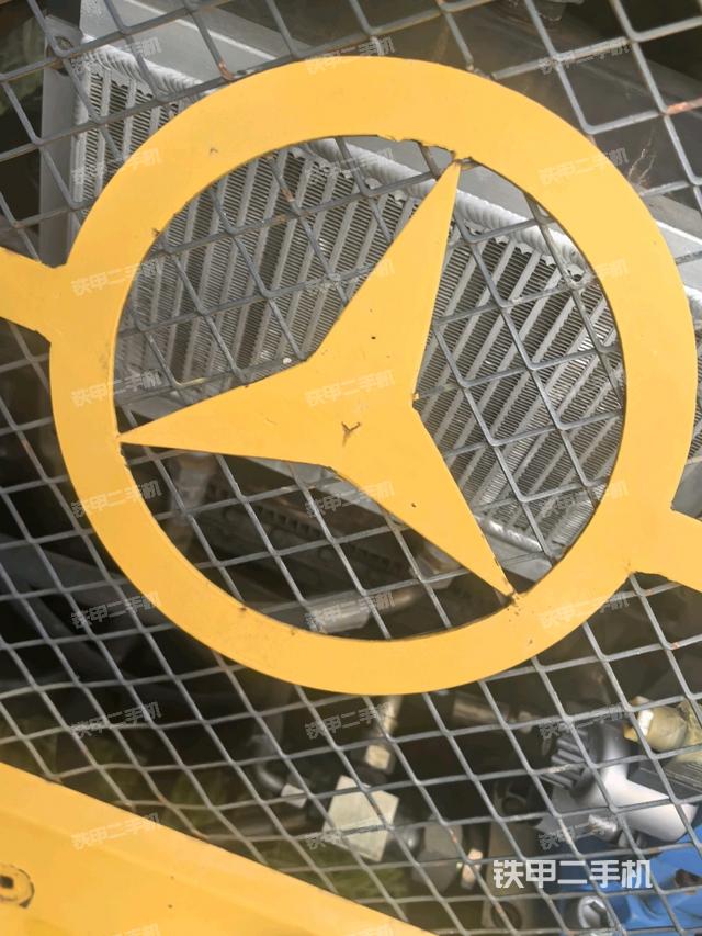 发动机上部全景（压路机发动机舱）