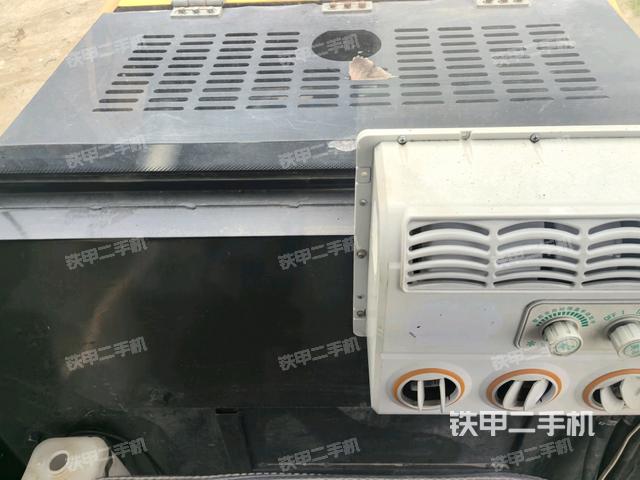 操作臺全景（壓路機駕駛室）