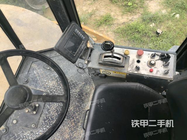 駕駛室側(cè)向上照全景（壓路機駕駛室）