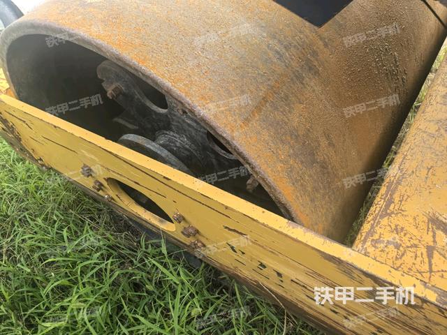 后轮右侧全景（压路机前后车架）