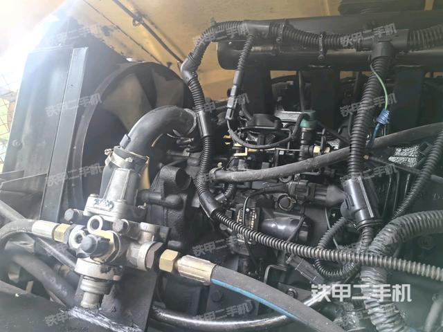 分动箱或变速箱（压路机发动机舱）