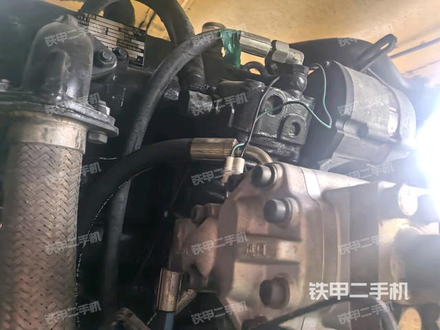 发动机舱全景（压路机发动机舱）