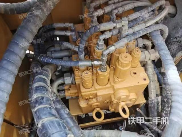 回轉(zhuǎn)馬達(dá)和主控閥（整機(jī)外觀）