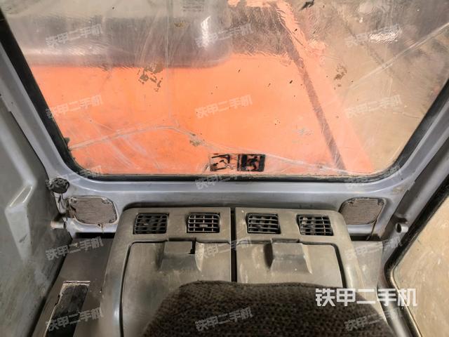 行走控制手柄和踏板?俯拍（駕駛室部分）