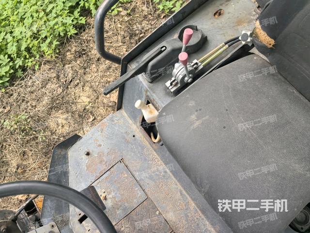 驾驶室内座椅、仪表操作手柄全景（压路机驾驶室）