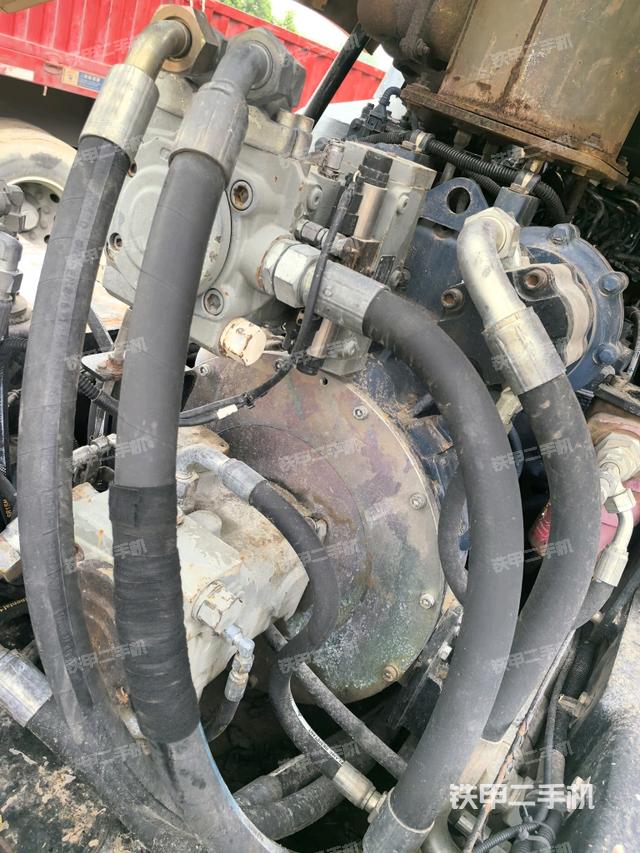 發(fā)動機左側(cè)全景（壓路機發(fā)動機艙）