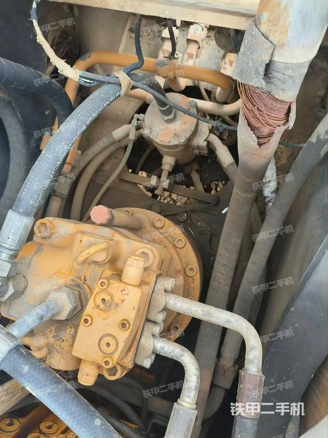 回转马达和主控阀（整机外观）