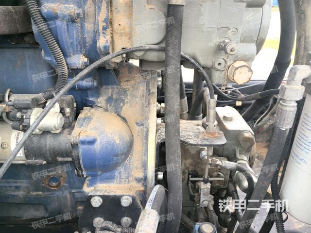 分動箱或變速箱（壓路機發(fā)動機艙）