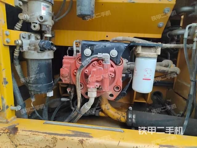 液压泵舱室正面整体（整机外观）