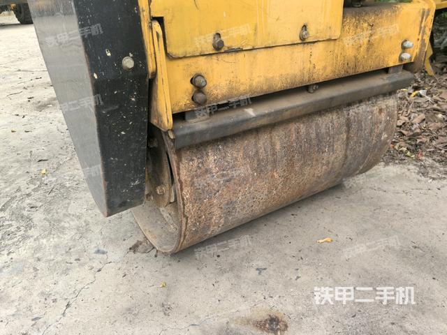 前轮右侧减震块连接及部件（压路机前后车架）