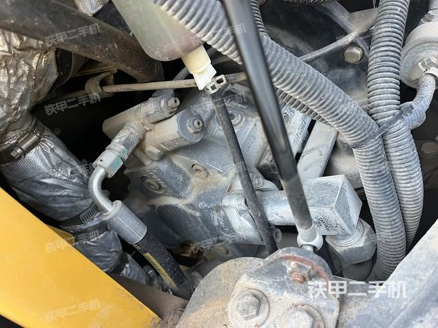 液压泵舱室正面整体（整机外观）