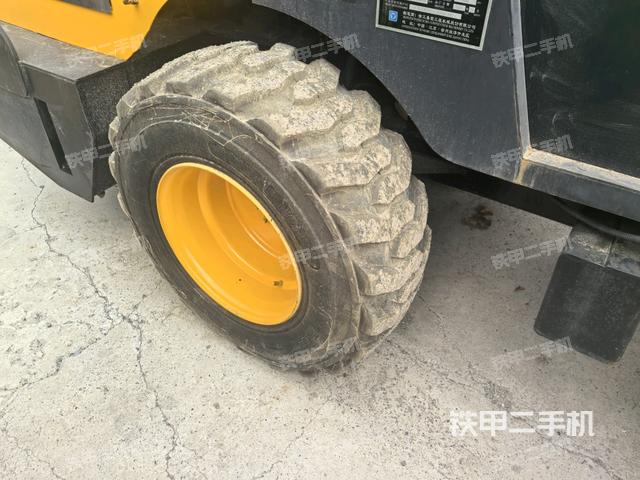 后轮左侧全景（压路机前后车架）