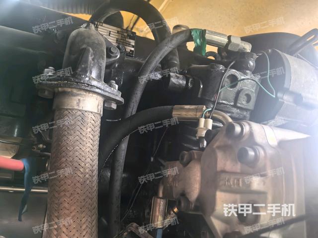 发动机左侧全景（压路机发动机舱）