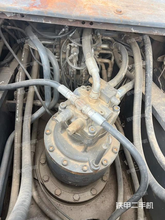 回轉(zhuǎn)馬達(dá)和主控閥（整機(jī)外觀）