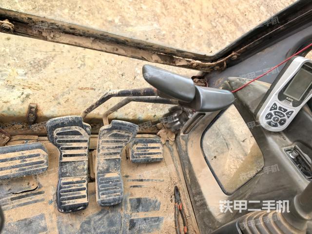 行走控制手柄和踏板 俯拍（驾驶室部分）